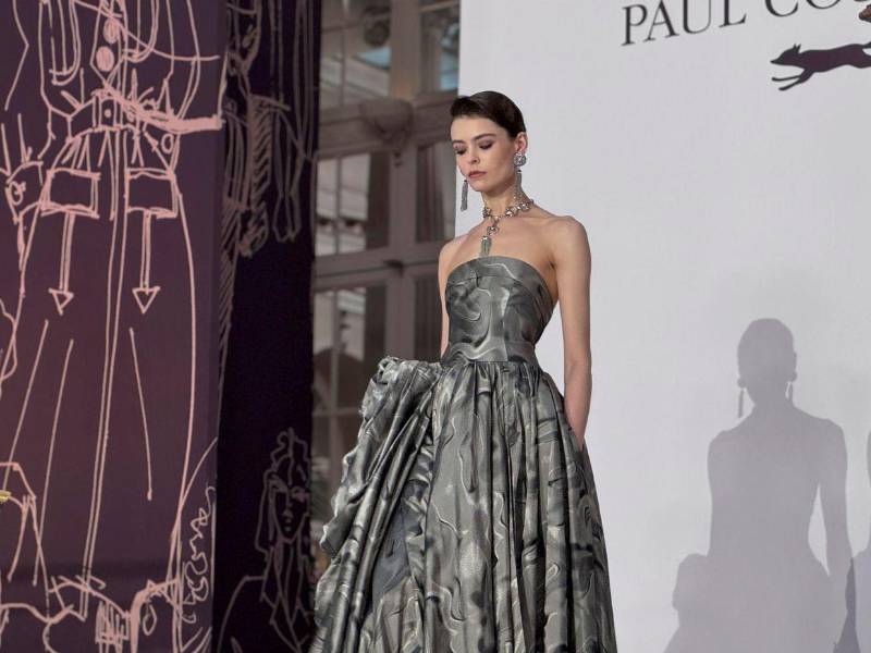 Una modelo luce una creación de Paul Costelloe durante la jornada inaugural de la Semana de la Moda de Londres.