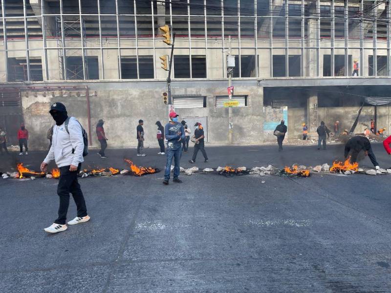 Militantes de Libre bloquean accesos al Estadio Nacional y mantienen tomadas instalaciones de la AMDC en protesta por la resolución del TJE.