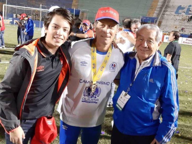 Es un furibundo seguidor del Club Deportivo Olimpia. Fue vicepresidente de esa institución del fútbol hondureño en la década de los setenta. Aquí con el extécnico del Olimpia, Pedro Troglio, y un nieto.