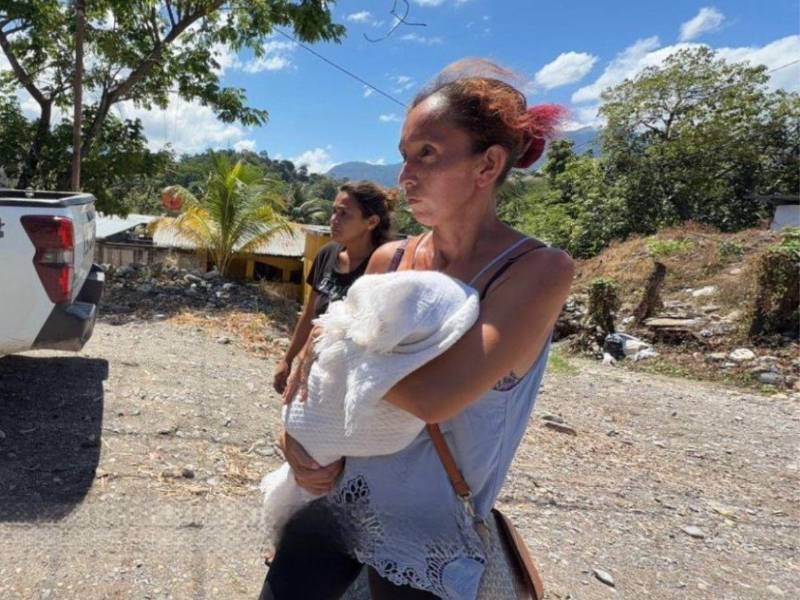 Una bebé de seis meses de edad murió la madrugada del pasado sábado 11 de abril en La Ceiba, Atlántida, Honduras. Fotografías de la menor muestran que presentaba sarpullido o moretones en su cuerpo. ¿Qué se sabe del caso?