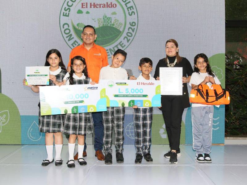 Jerson Raudales hizo entrega de la certificación de Escuela Amigable con el Ambiente a la Escuela Roberto Sosa.