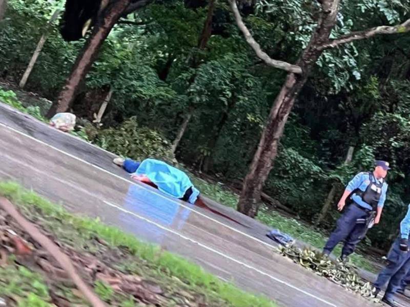 El cuerpo de Sergio Torres quedó tendido en la calle tras ser atacado a balazos.