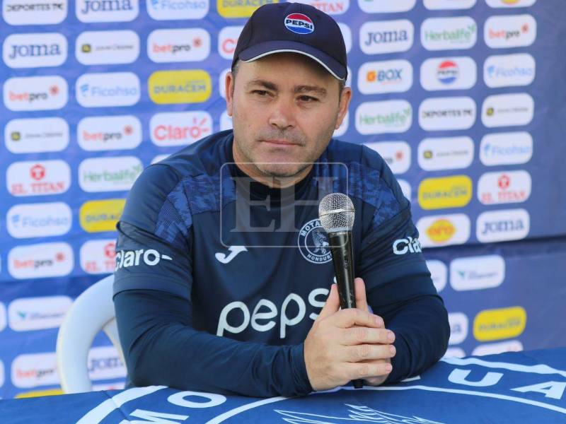 Javier López durante la conferencia de prensa.