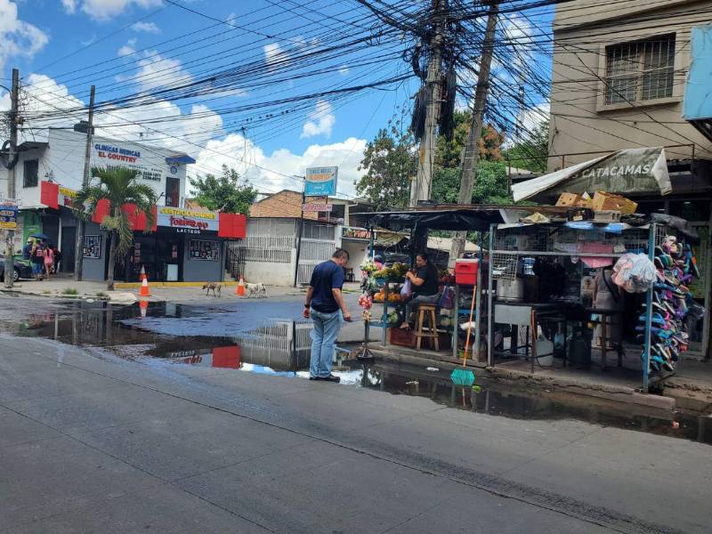 Comerciantes y vecinos de la colonia Kennedy enfrentan malos olores y acumulación de aguas negras en la calle del Comercio, situación que afecta sus ventas y la circulación peatonal.