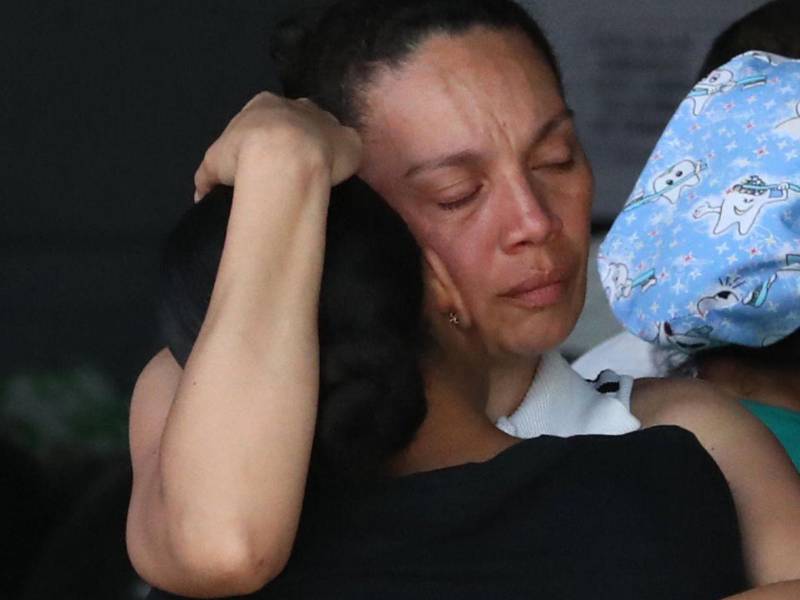 Ya no hay nada, no hay nada para nosotros allá abajo, una ciudad en la que no se puede habitar, donde no hay agua, no hay luz, no hay edificios, no hay un supermercado, un hospital, no hay nada, relata a EFE con tristeza en su voz Francis Martín, quien pudo salir con vida del edificio donde vivía en el sector de La Llanada, junto a su mamá, que sufrió algunas heridas mientras corría.
