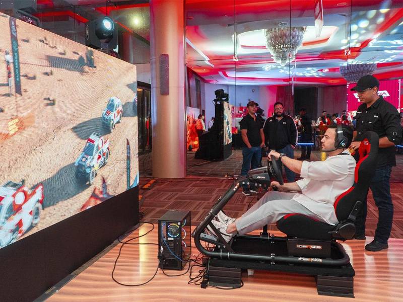Un emocionante simulador del Dakar Rally 2025 permitió a los asistentes experimentar la adrenalina de la competencia extrema durante el evento.