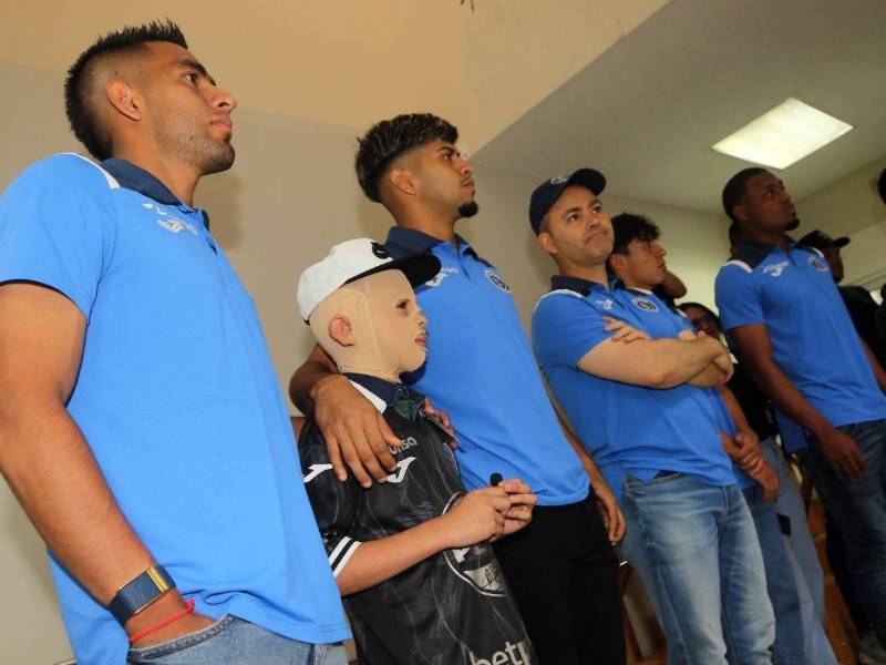 Eduard vivió un día de alegría al conocer a sus ídolos de Motagua y recibir una camiseta firmada.