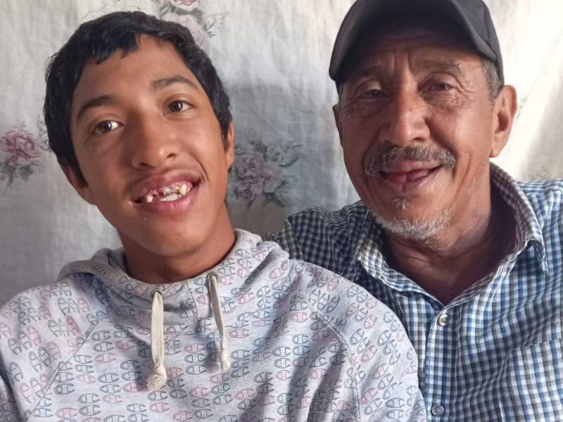 Con palabras llenas de esperanza, don José Corea agradece a Dios y al pueblo hondureño por la ayuda brindada a su hijo Edwin, quien sueña con recuperar la movilidad.