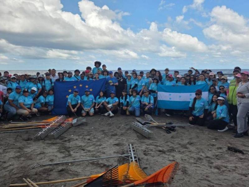 La actividad fue organizada por Cipotes con el apoyo de la Unión Europea (UE) y reunió a jóvenes, voluntarios, aliados locales y representantes del patronato garífuna de la zona.