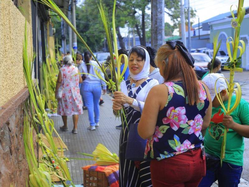 La venta de ramos se está realizando en diferentes puntos de la capital durante esta celebración religiosa.