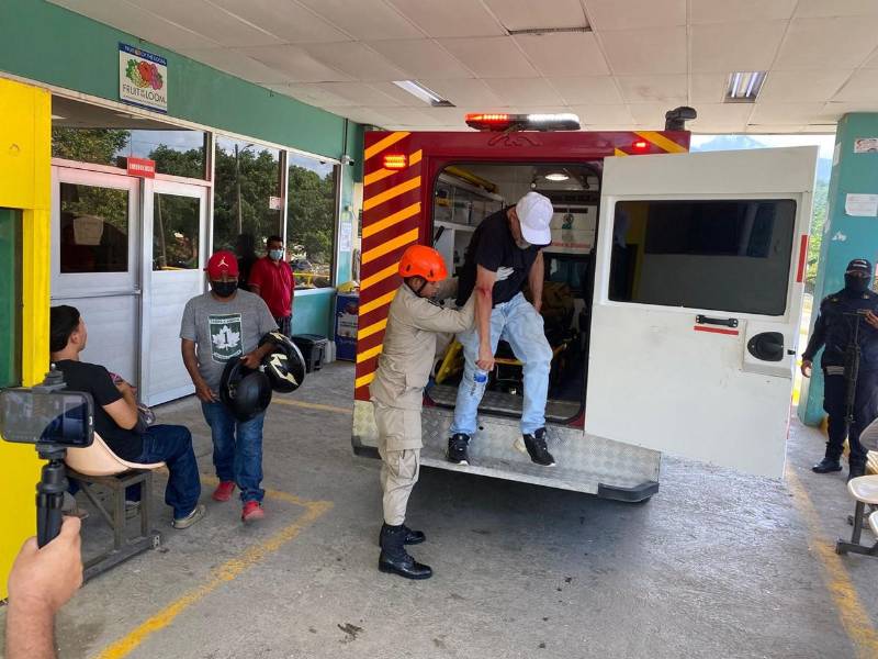 Momento en que algunos de los heridos eran trasladados al hospital de El Progreso.