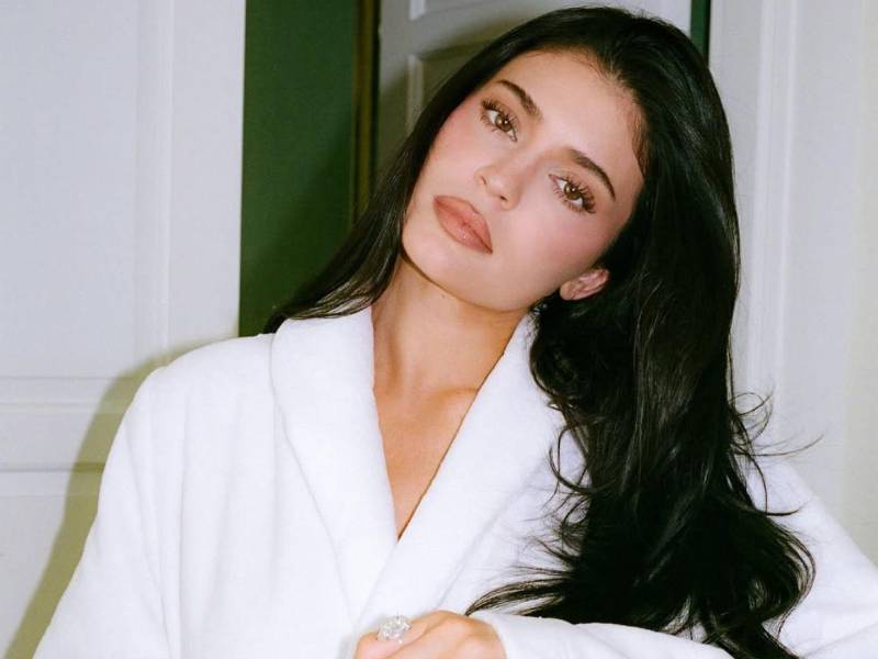 Angélica Vásquez, de nacionalidad salvadoreña y católica, trabajó como empleada doméstica en las residencias de Kylie Jenner en Beverly Hills y Hidden Hills entre septiembre de 2024 y agosto de 2025.