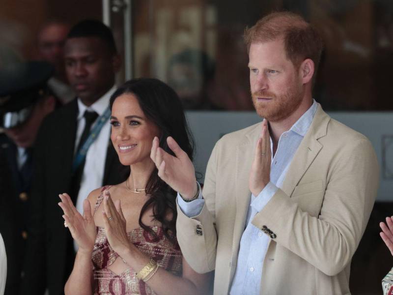 Meghan y Enrique tienen años distanciados de sus respectivos progenitores, ella desde su boda con el príncipe, y él desde que decidió abandonar sus deberes dentro de la familia real británica.
