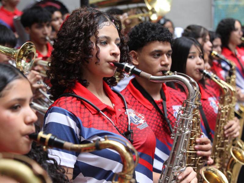 Disciplina y talento destacan en las palillonas, pomponeras y banda del Liceo San Juan.