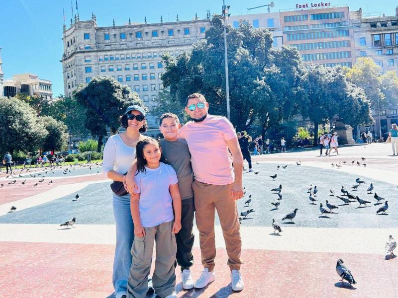 La pareja siempre saca tiempo para brindar atención y cariño a sus dos pequeños.