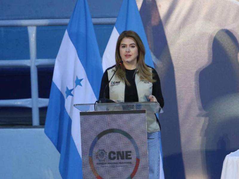 Cossette López denuncia que integrantes de partidos políticos bloquean inicio del escrutinio especial.