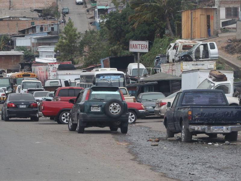 El abandono de vehículos y la presencia de talleres en zonas urbanas sigue siendo un problema que deteriora la imagen y seguridad vial en la capital.