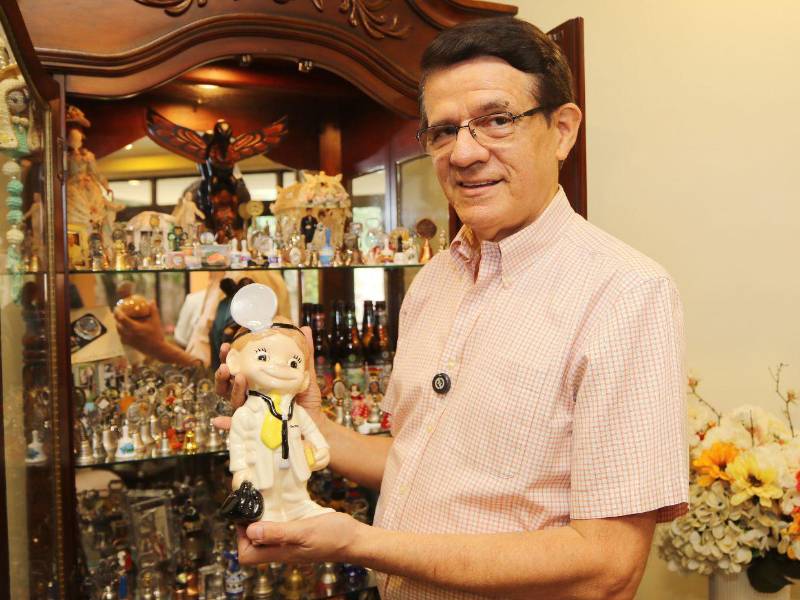 Este especial detalle familiar marca el preciso momento en que el doctor Matheu concluyó sus años de esfuerzo académico en las aulas de la UNAH.