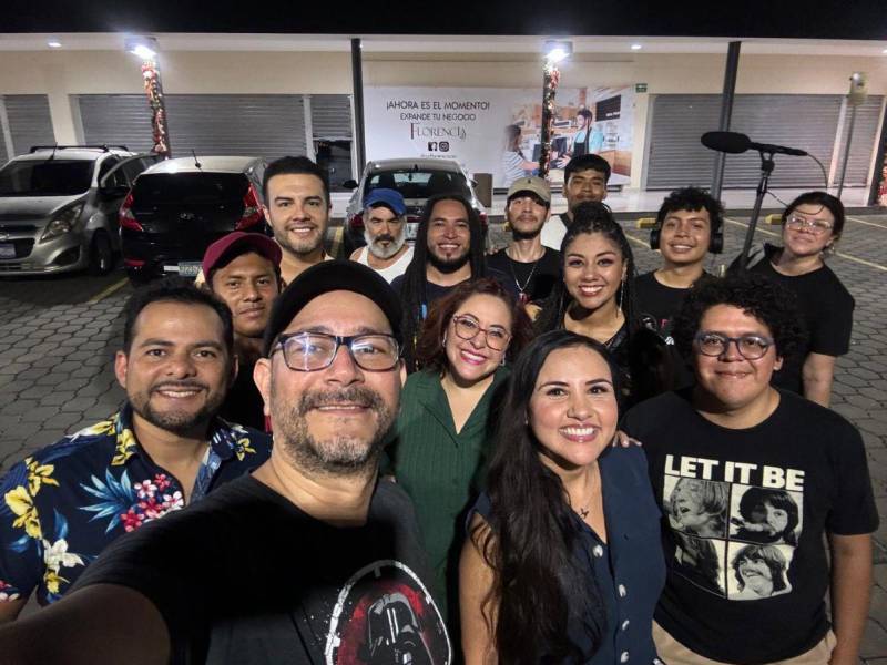 El equipo de Clak Films y el elenco de “Nunca es tarde” posan juntos para esta selfie. El equipo de Clak Films y el elenco de “Nunca es tarde” posan juntos para esta selfie.