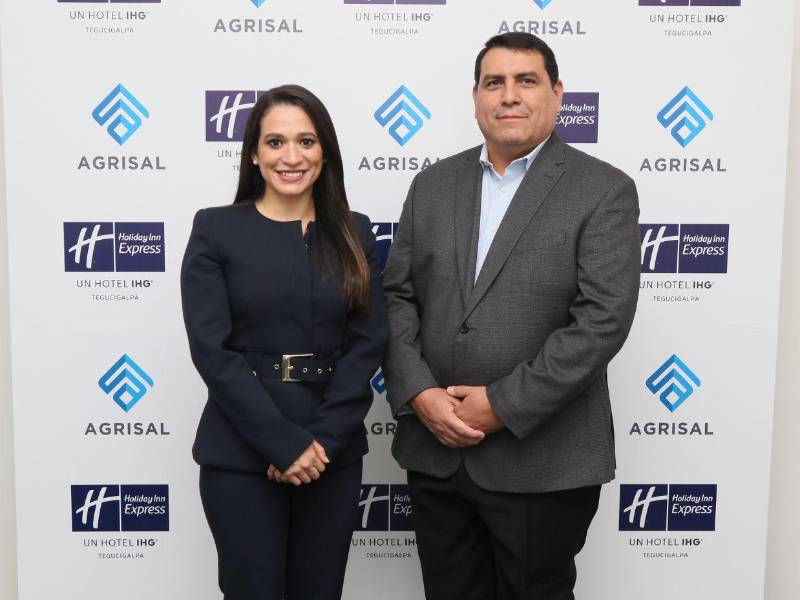 Laura Araujo, Gerente de Holiday Inn Express y Manuel Antonio Morales, Director de Operaciones para Agrisal Hoteles.