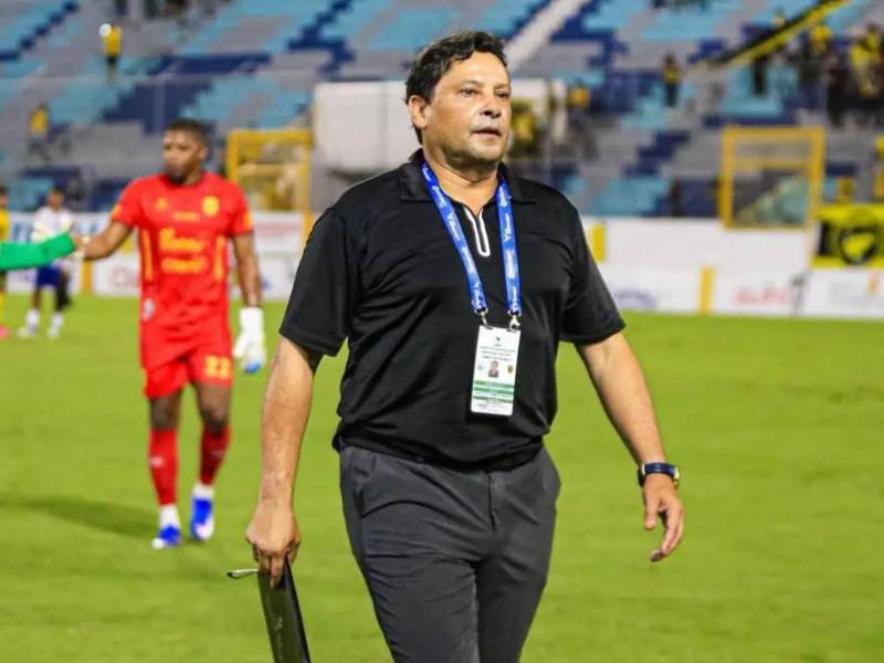 El costarricense Jeaustin Campos renunció junto con su cuerpo técnico.