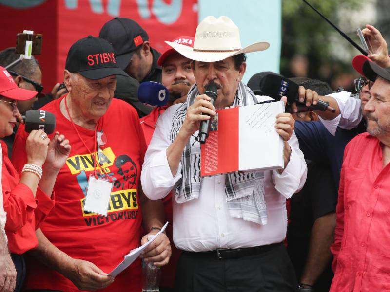El coordinador general de Libre, José Manuel Zelaya, le entregó el libro del Golpe de Estado al dirigente sindical, Carlos H Reyes.