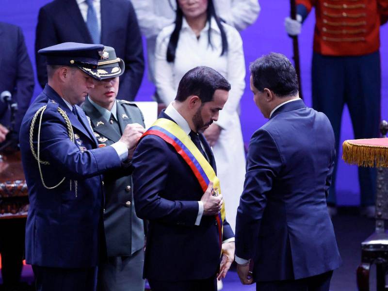 Juro a Dios y prometo al pueblo cumplir fielmente la Constitución y las leyes de Colombia, dijo De la Espriella.