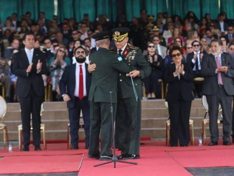 Muchos de los coroneles que lograron su ascenso son cercanos a Roosevelt Hernández, exjefe de las Fuerzas Armadas, señalado de atentar contra la democracia en las elecciones primarias y generales de 2025.