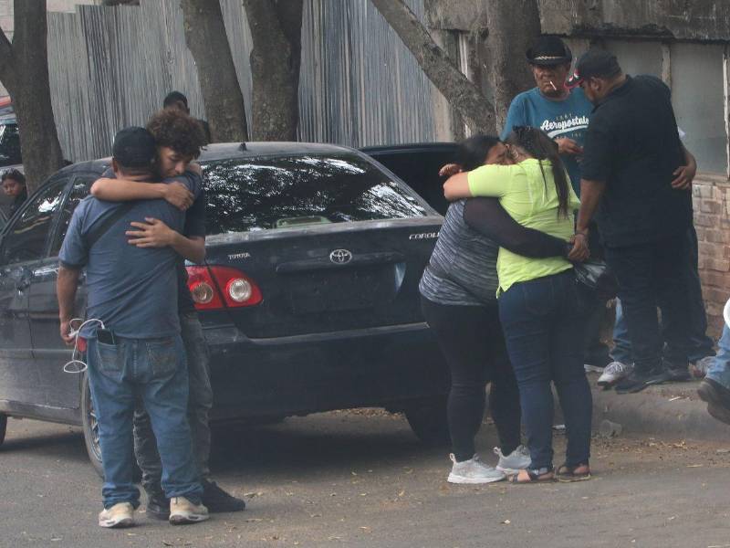 Los familiares de Emanuel Alejandro Flores Coello, llegaron a la morgue para retirar sus restos mortales. S