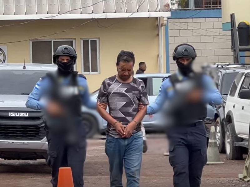 Momento de la detención del agresor de este capitalino.