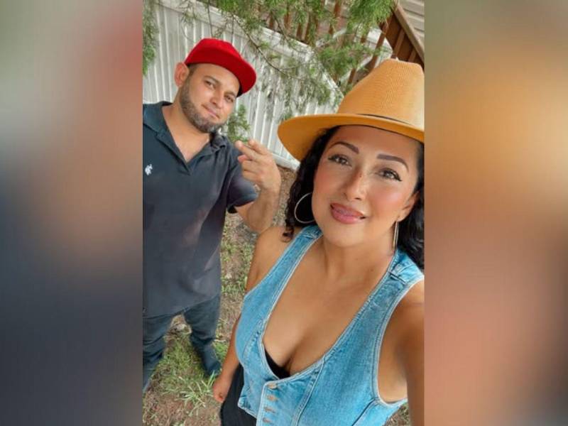 Darvin junto a una de sus primas en EE UU.