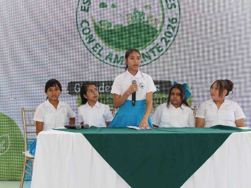 Estudiantes de la Rafael Pineda Ponce presentan su huerto escolar, una iniciativa que busca cultivar alimentos y fortalecer la merienda con productos cosechados en el centro.