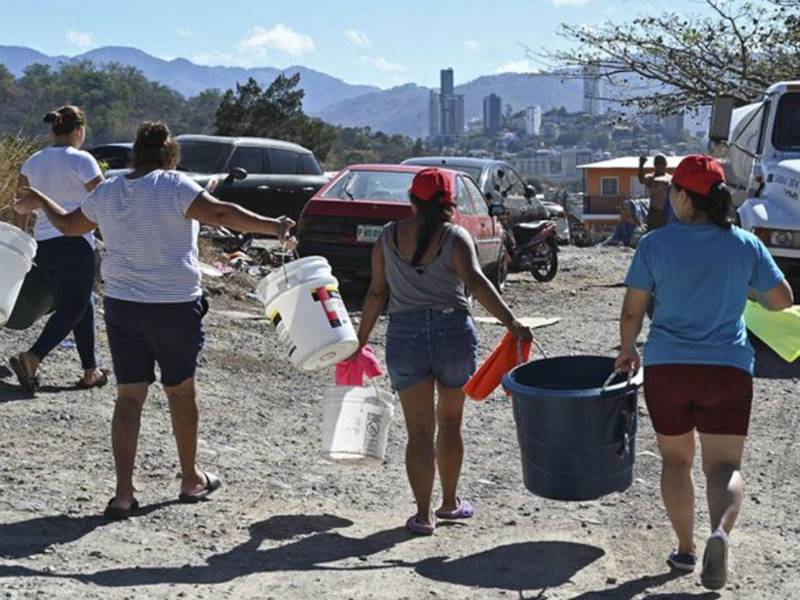 Tegucigalpa distribuye unos 90.000 metros cúbicos de agua al día mediante una red pública que cubre cerca del 72 % de la población.