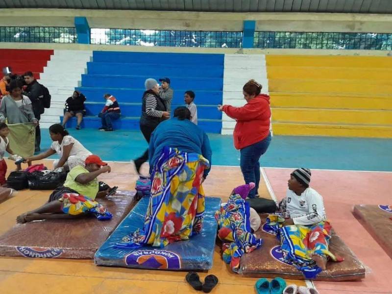 Muchas familias se han visto obligadas a abandonar sus viviendas y resguardarse en los diferentes albergues habilitados por las autoridades de emergencia.