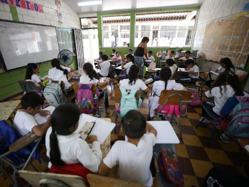 En muchos de los centros educativos los estudiantes usan ventiladores para reducir los efectos de las altas temperaturas.