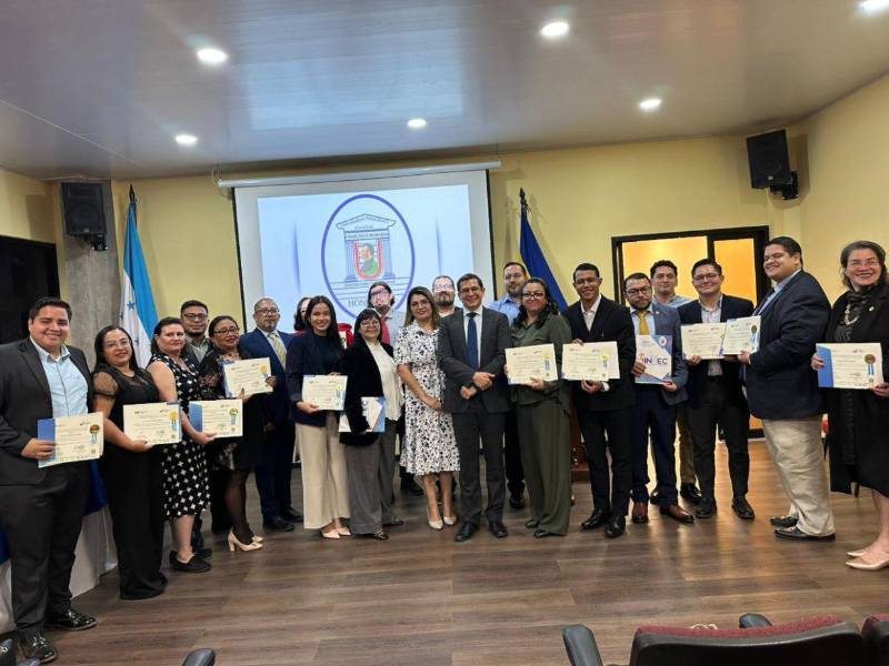Los graduados del Diplomado en Gobernabilidad e Innovación Pública, junto a Viviana Casco Molinas, representante del CAF en Honduras y Jinmy Bertrand, director del IINTEC.
