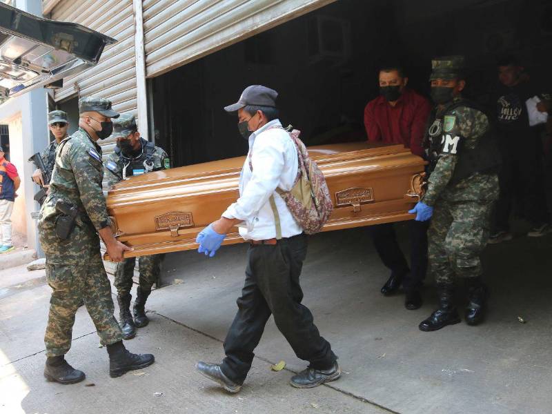 El hermano y el papá de Adiel, retiraron el feretro del joven militar, con el acompañemiento de sus compañeros de armas.