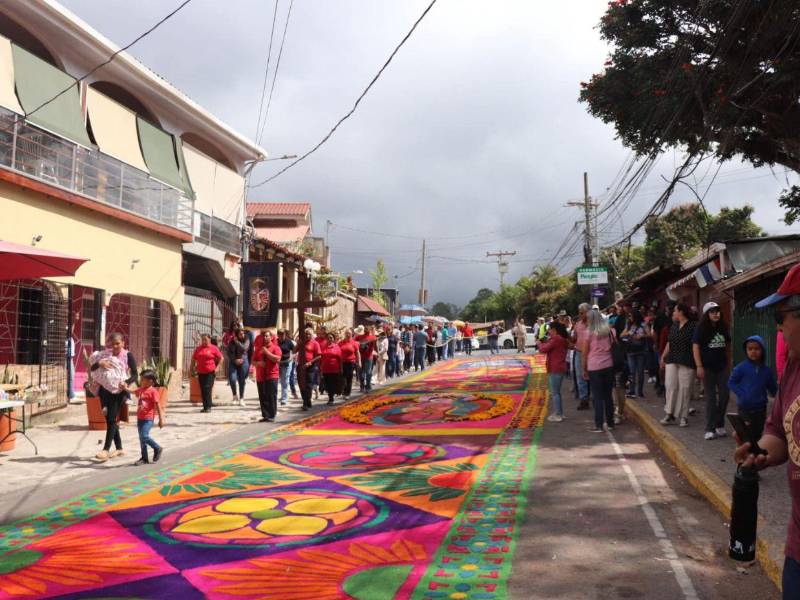 Los preparativos para la elaboración de las tradicionales alfombras de aserrín de Semana Santa ya iniciaron en Santa Lucía, donde voluntarios trabajan en el teñido del aserrín que dará color a los tapetes.