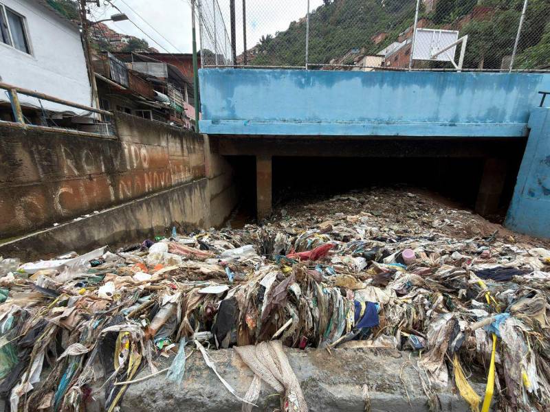 Al menos seis personas desaparecidas y decenas de viviendas afectadas causaron las fuertes lluvias del sábado en Caracas y dos estados de Venezuela, donde también hubo desbordamiento de quebradas e inundaciones, informaron este domingo varias autoridades.