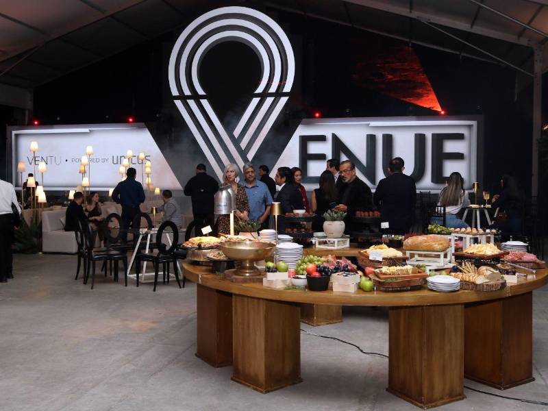 El espacio tiene capacidad para 1,000 personas en formato de auditorio y más de 500 con mesas redondas.