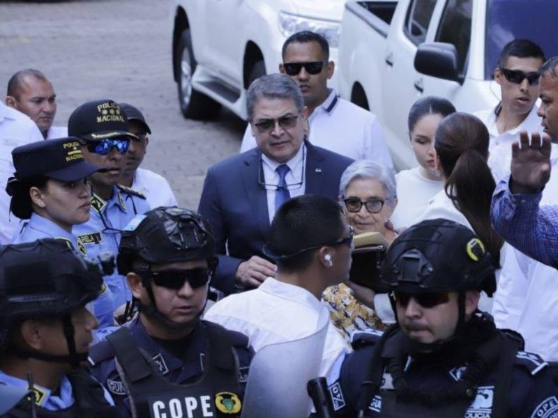 Juan Orlando Hernández es acusado de los delitos de fraude y lavado de activos, al señalarlo como beneficiario de una parte de los fondos que habrían sido desviado entre 2010 y 2013.