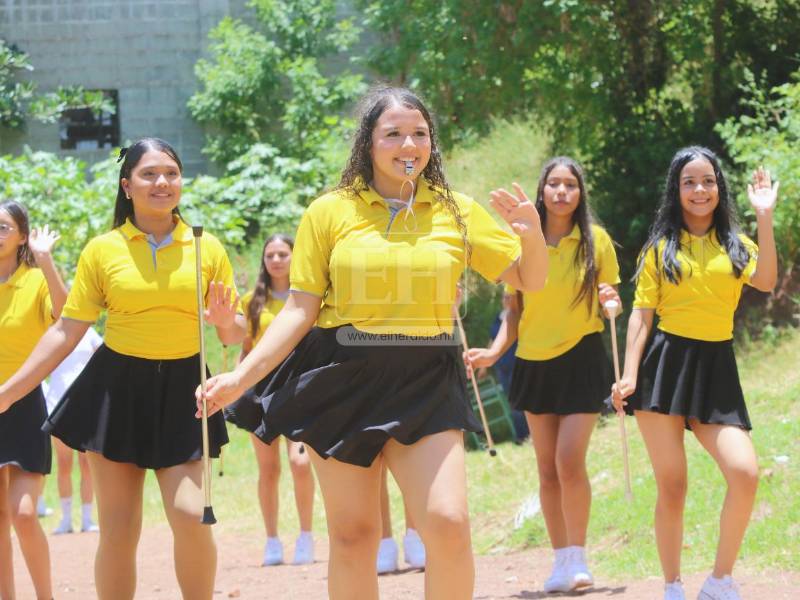 Estudiantes del Instituto Gubernamental San Pablo ensayan sus coreografías para participar en los desfiles patrios del 15 de septiembre.
