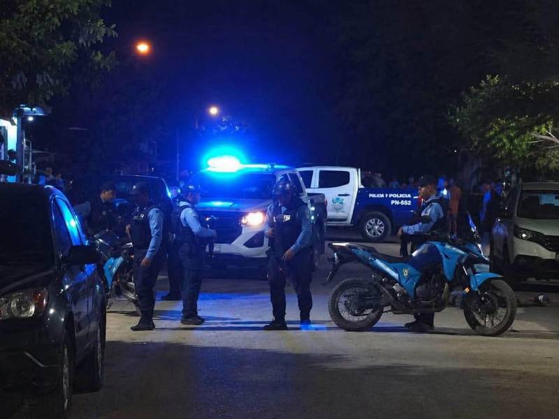 Los tres cuerpos fueron encontrados en el patio de una casa donde las víctimas se encontraban departiendo cuando fueron atacadas a disparos.