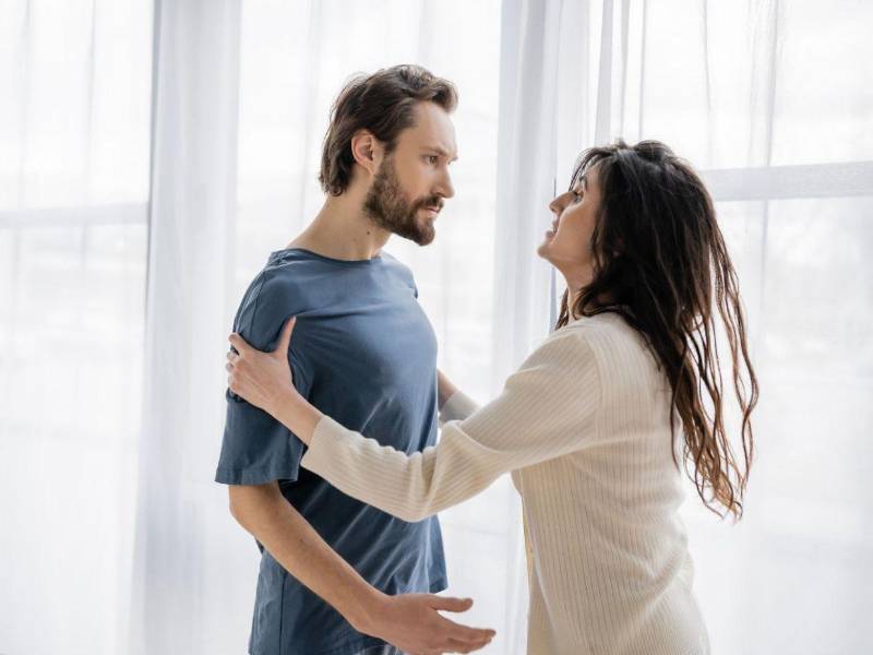 La forma en que resiste o acepta influye de manera directa en las relaciones interpersonales. Andino advierte que “la resistencia hace que continúe ahí pese a las circunstancias negativas y que conectemos con personas conflictivas o tóxicas”. Por el contrario, la aceptación facilita relaciones más conscientes y equilibradas.