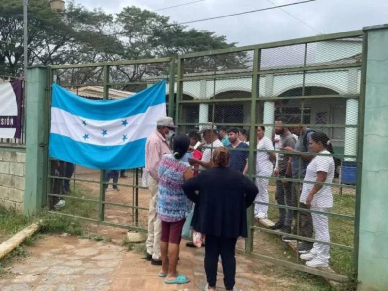 Médicos descentralizados de Olancho mantienen protestas pacíficas para exigir el pago de salarios, aguinaldos y otros beneficios adeudados.