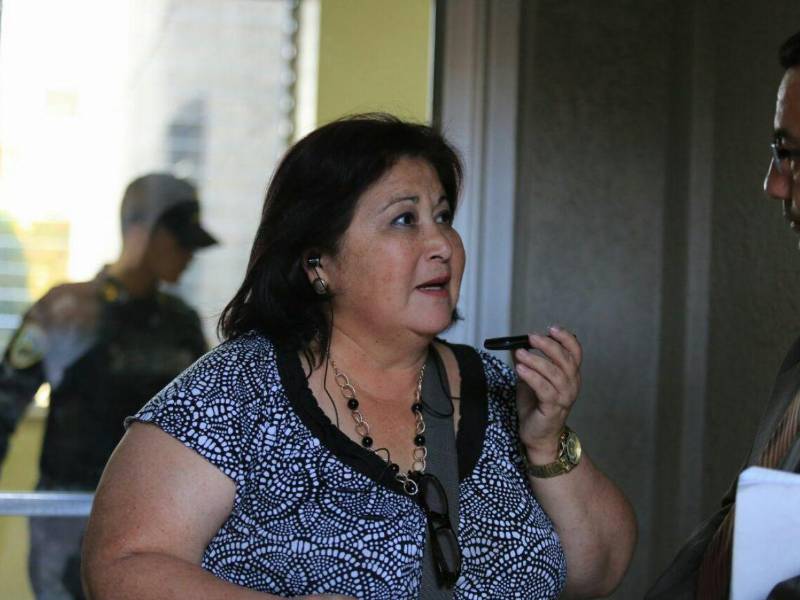 Con más de tres décadas de experiencia en los medios de comunicación, Lucía Alvarado Alonzo ha construido una carrera sólida, principalmente en el ámbito radial, lo que hoy le permite ser galardonada con este premio en el ejercicio periodístico.