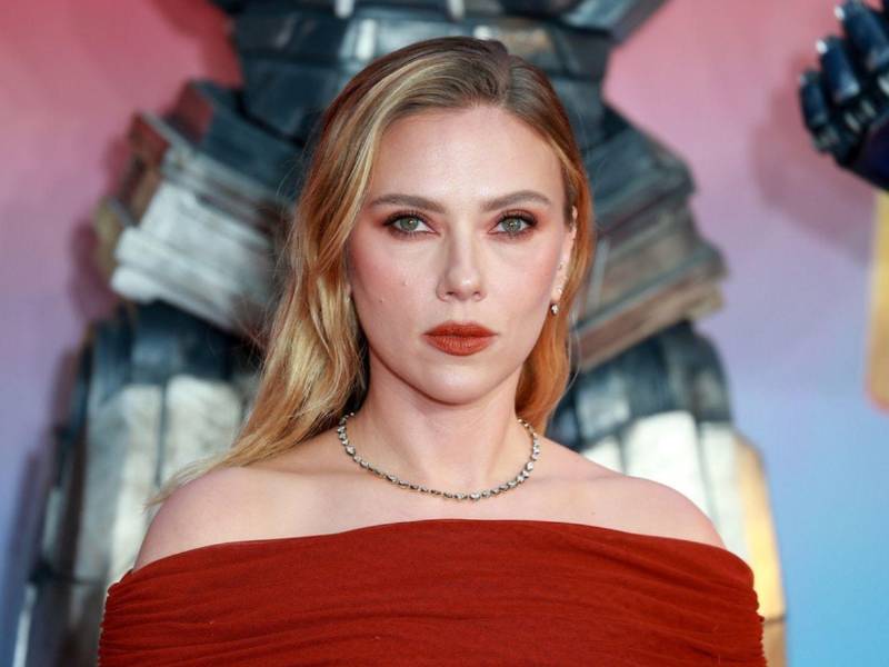 La actriz, considerada la mejor pagada de Hollywood en 2025 con 43 millones de dólares según Forbes, habló con franqueza sobre las exigencias de compatibilizar una carrera en el cine, la maternidad, el matrimonio y un negocio de cosmética.