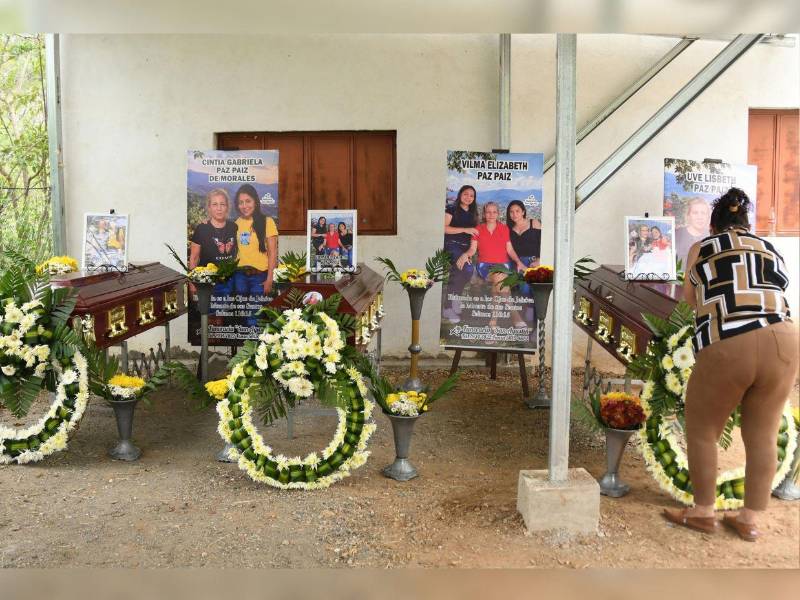 Los restos de siete de las ocho personas asesinadas el domingo en un ataque armado en el este de Guatemala fueron enterrados este martes de manera conjunta, en medio del dolor, consternación y acusaciones de familiares contra el Estado por una posible implicación de las fuerzas de seguridad.