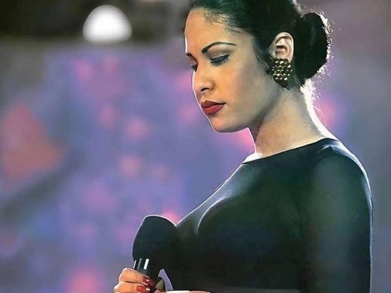 A más de 30 años de la muerte de la cantante Selena Quintanilla, su vida y su muerte siguen causando conmoción entre sus fanáticos que aún mantienen su recuerdo. Este sentimiento aumenta con el estreno del documental de Netflix: Selena y Los Dinos.