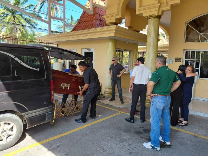 Familiares y amigos dan el último adiós a la ingeniera Lilian Padilla Martínez en La Ceiba.